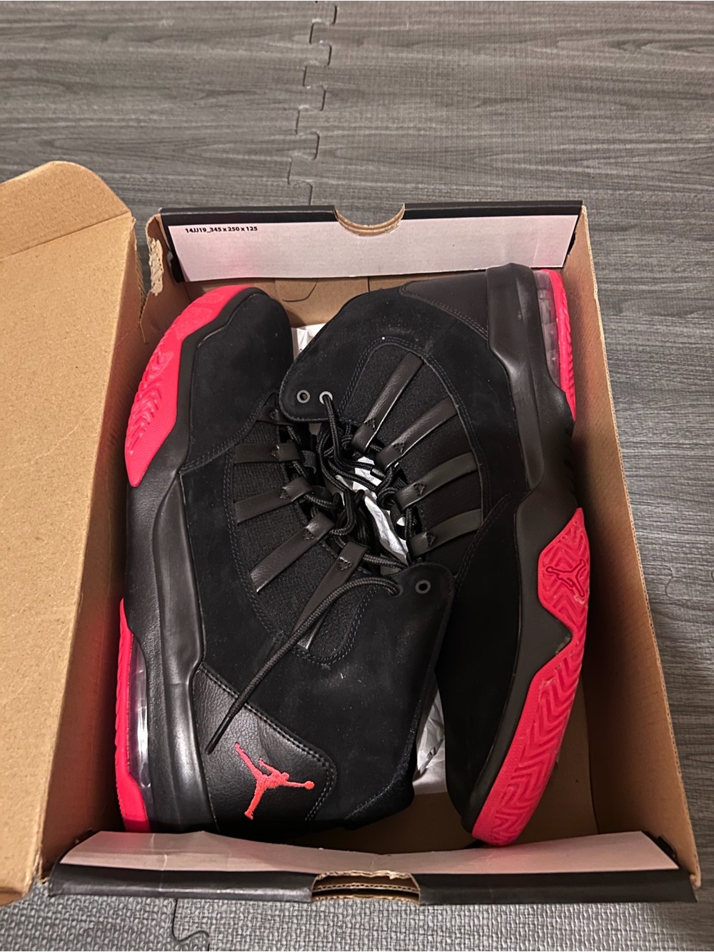 Jordan max aura black infrared size 14